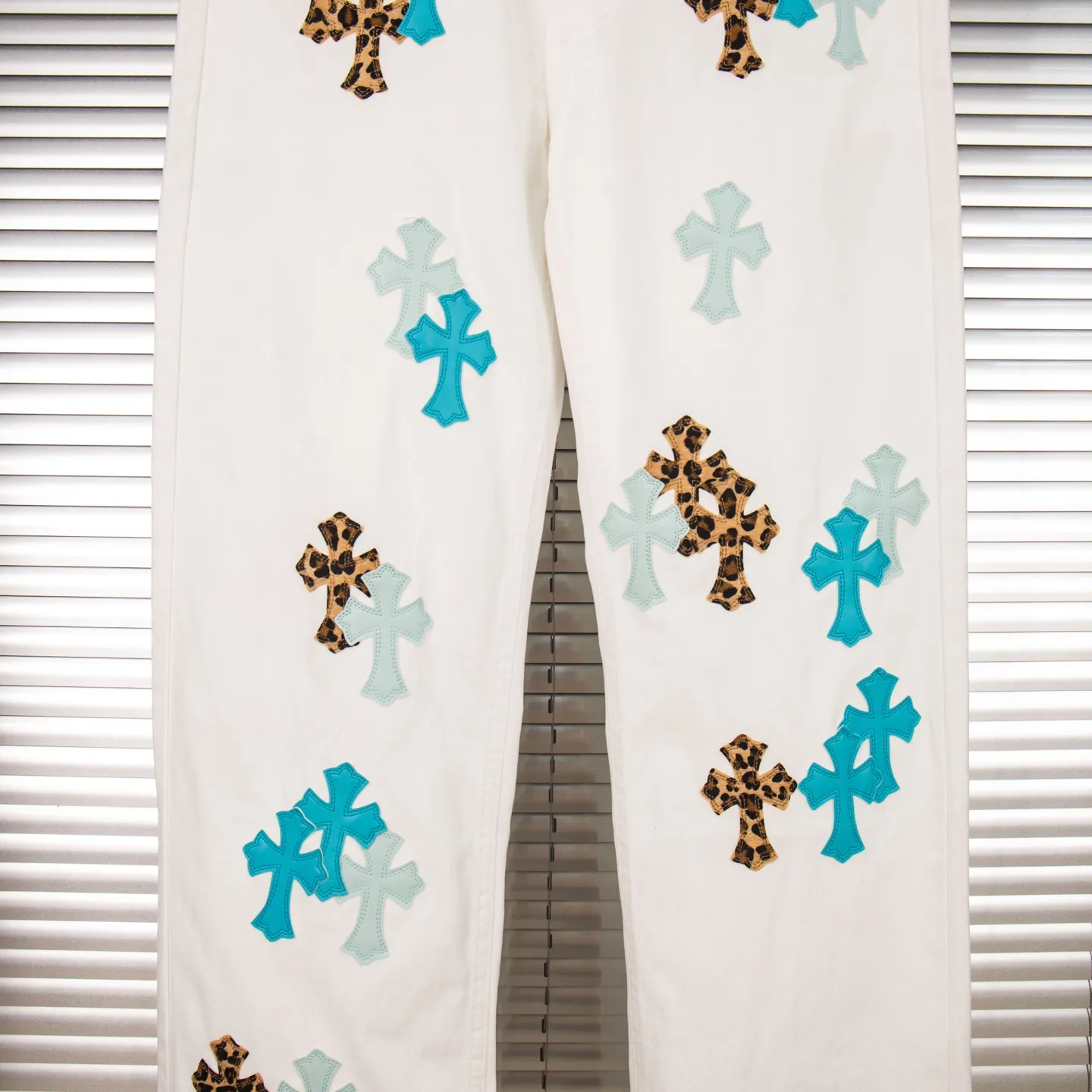 P260 Chrome Hearts 25SS white pants with three-color leopard print blue leather jeans. Chrome Hearts' pants with the most popular colors are made of beaded canvas fabric. Heavy washing makes the upper body of the fabric more textured and the pants are tall and straight! The three-dimensional cutting of the whole trousers is a masterpiece! The hardware is customized by zp. The beaded canvas fabric is thick and soft after being washed. It has good breathability. Customized small leather label. Unique design. The details are simple and elegant, and the workmanship is exquisite. The whole trousers are neatly routed and the details are in place! It’s so cool that both men and women can easily control the genderless trend! Style number: 1771# Color: White Size: 28 30 32 34 36